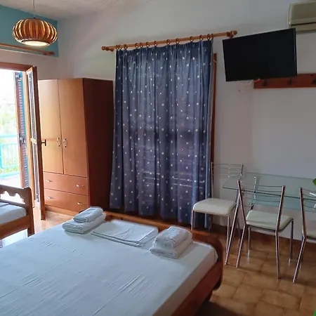 Foinikas Rooms Eratini Exterior photo